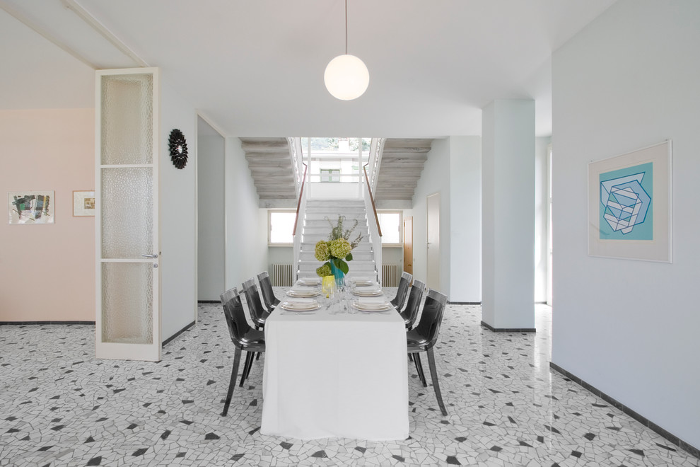 Ispirazione per un'ampia sala da pranzo aperta verso il soggiorno minimal con pareti bianche e pavimento in marmo