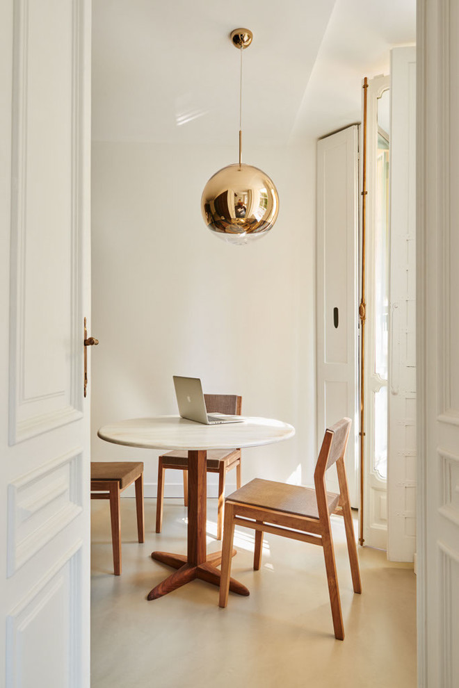 Esempio di una sala da pranzo minimalista di medie dimensioni con pareti bianche