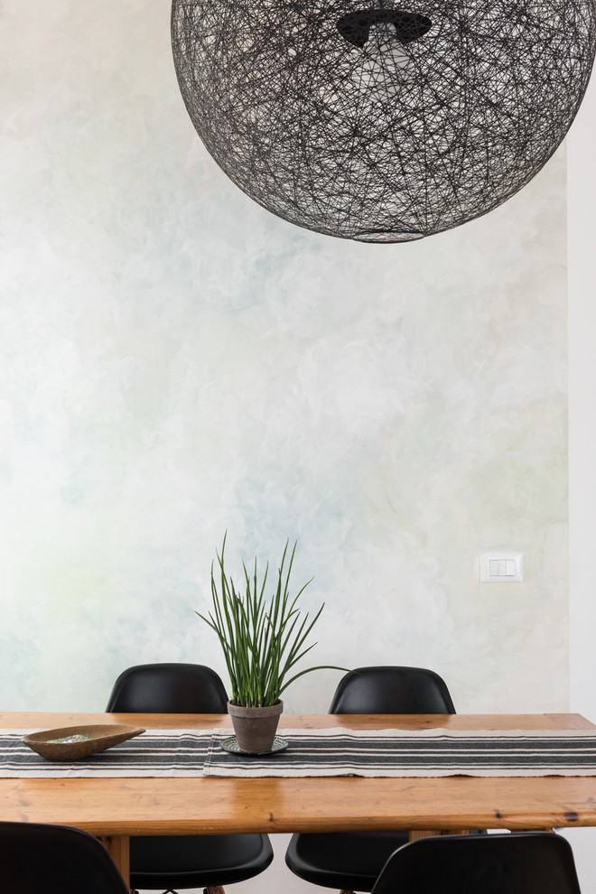 Offenes Modernes Esszimmer ohne Kamin mit grauer Wandfarbe, hellem Holzboden und braunem Boden in Rom
