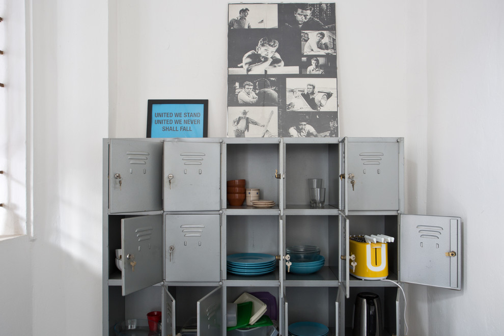 他の地域にある広いエクレクティックスタイルのおしゃれなダイニングキッチン (白い壁、暖炉なし、青い床) の写真