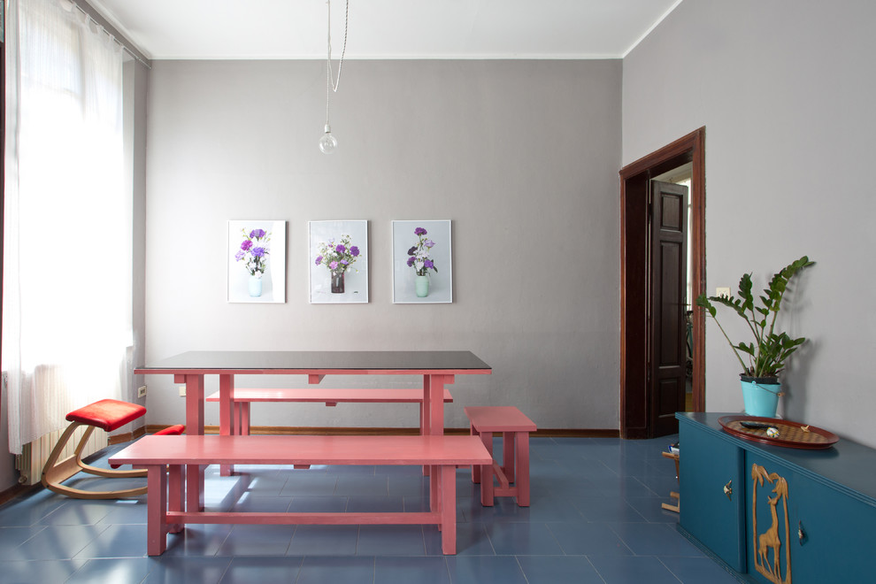 Пример оригинального дизайна: большая столовая в стиле фьюжн с серыми стенами, полом из керамической плитки и синим полом без камина