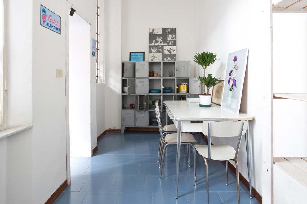 Cette photo montre une grande salle à manger ouverte sur la cuisine éclectique avec un mur blanc, un sol en carrelage de céramique, aucune cheminée et un sol bleu.