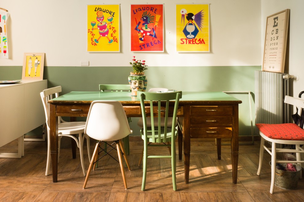Esempio di una sala da pranzo eclettica con pareti multicolore, nessun camino e pavimento marrone