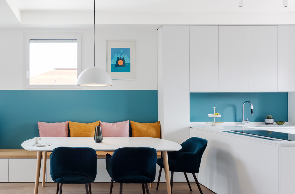 Cette photo montre une salle à manger tendance de taille moyenne avec un mur bleu et un sol en bois brun.