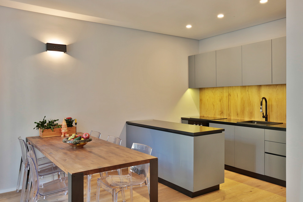 Diseño de comedor de cocina contemporáneo grande con paredes grises y suelo de madera clara
