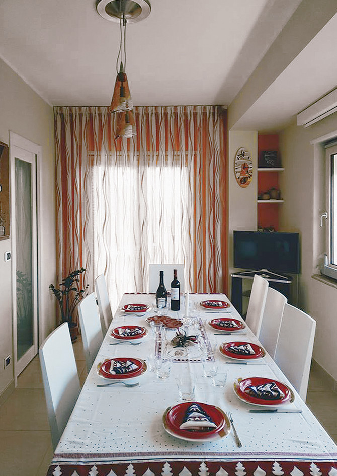 Idee per una grande sala da pranzo aperta verso il soggiorno moderna con pareti arancioni, pavimento in gres porcellanato e pavimento beige