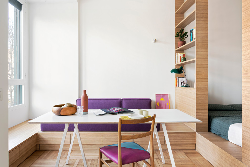 Aménagement d'une salle à manger contemporaine avec un mur blanc, parquet clair et un sol beige.