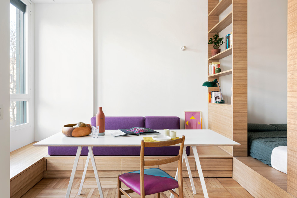 Immagine di una sala da pranzo aperta verso il soggiorno contemporanea di medie dimensioni con pareti bianche e pavimento beige
