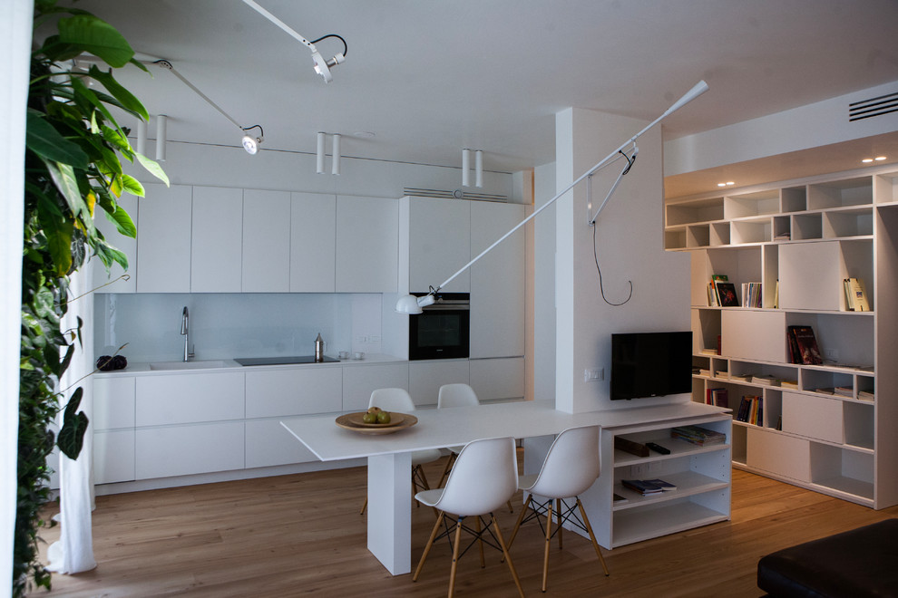 Offenes, Mittelgroßes Modernes Esszimmer mit weißer Wandfarbe, hellem Holzboden und braunem Boden in Sonstige
