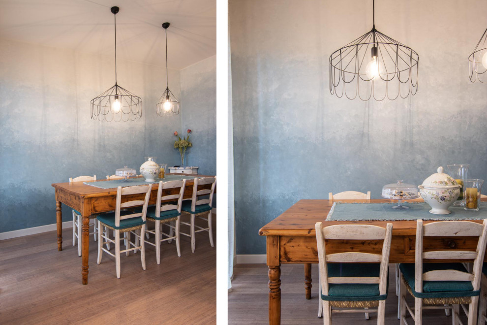 Foto di una piccola sala da pranzo aperta verso la cucina moderna con pareti blu, parquet chiaro, nessun camino e pavimento marrone