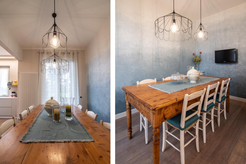 Inspiration för små moderna kök med matplatser, med blå väggar, ljust trägolv och brunt golv