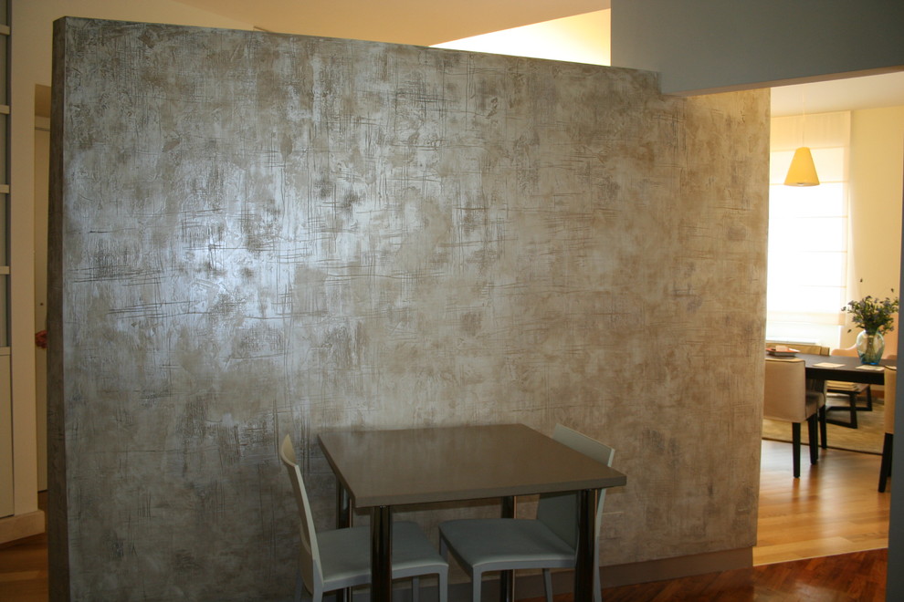 Aménagement d'une salle à manger ouverte sur la cuisine contemporaine de taille moyenne avec un mur beige.