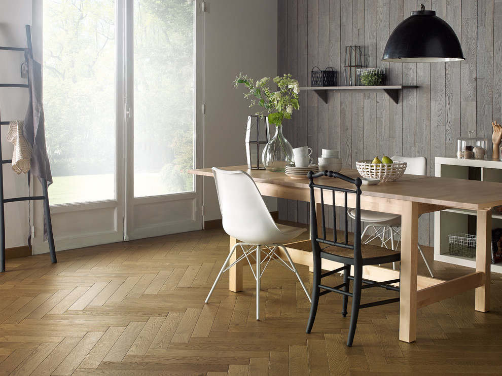 Пример оригинального дизайна: столовая в скандинавском стиле с белыми стенами, паркетным полом среднего тона и коричневым полом