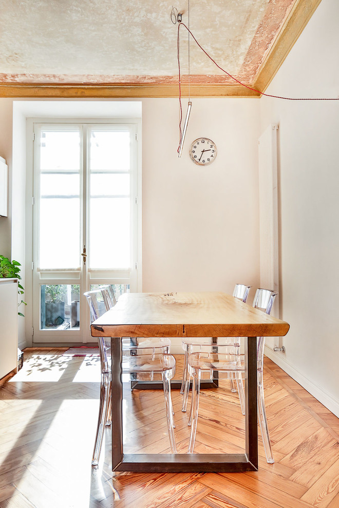Foto di una sala da pranzo aperta verso il soggiorno design di medie dimensioni con pareti bianche, pavimento in legno massello medio e pavimento marrone