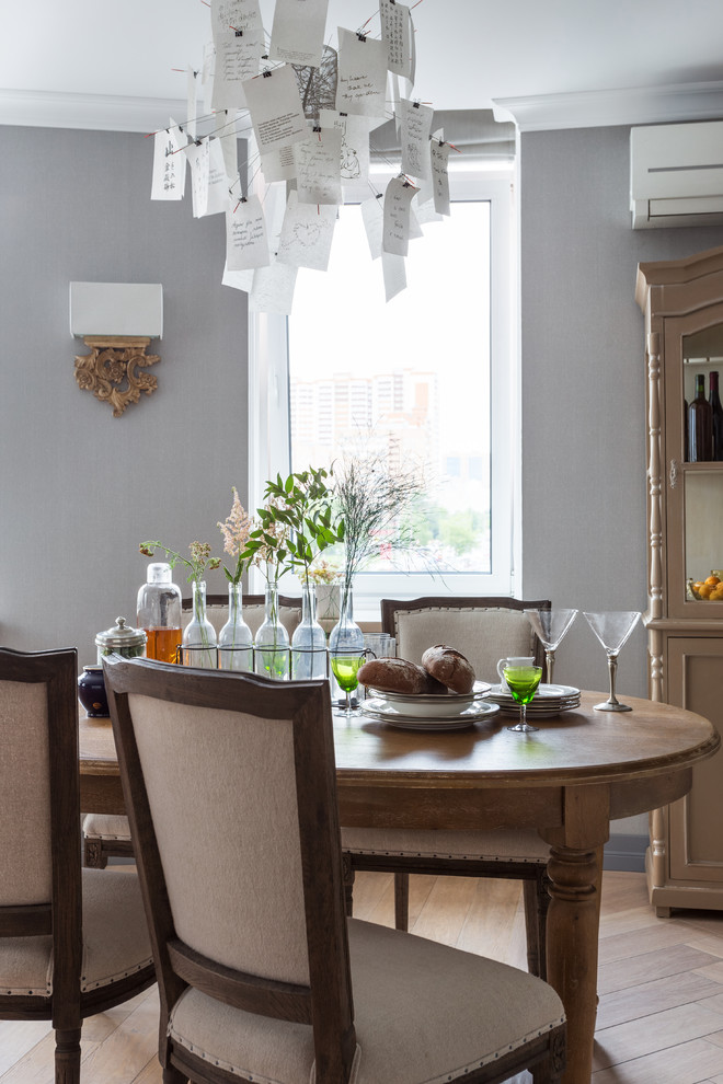 Идея дизайна: кухня-столовая среднего размера в стиле неоклассика (современная классика) с серыми стенами, полом из керамогранита и бежевым полом