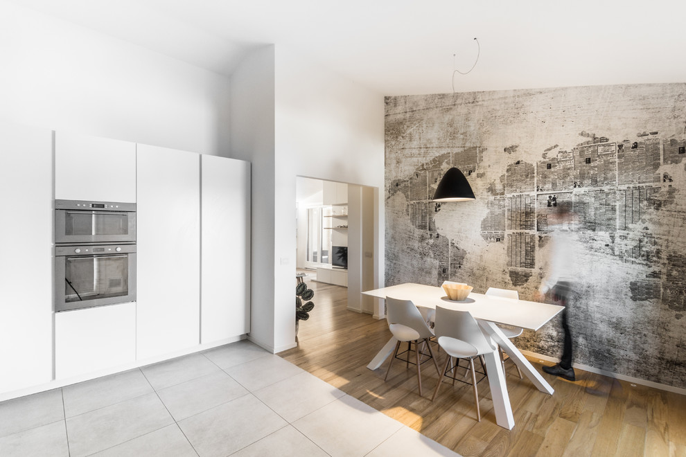 На фото: кухня-столовая среднего размера в современном стиле с белыми стенами и паркетным полом среднего тона