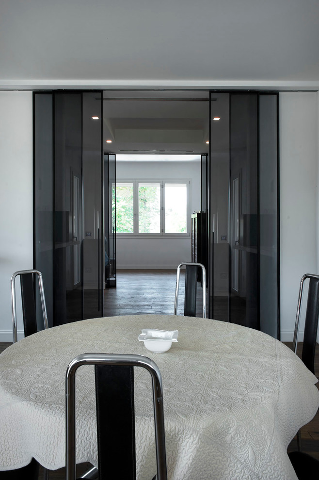 Idee per un'ampia sala da pranzo aperta verso la cucina design con parquet scuro