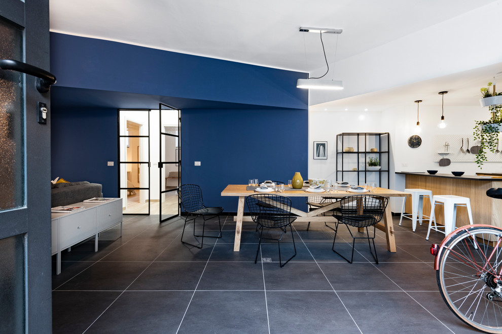 Foto di una sala da pranzo contemporanea con pareti blu, pavimento in gres porcellanato e pavimento grigio