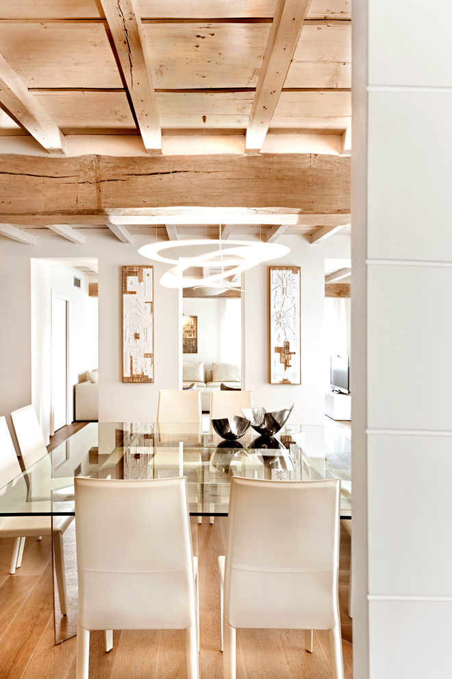Idee per una grande sala da pranzo aperta verso il soggiorno design con pareti bianche e pavimento in legno massello medio