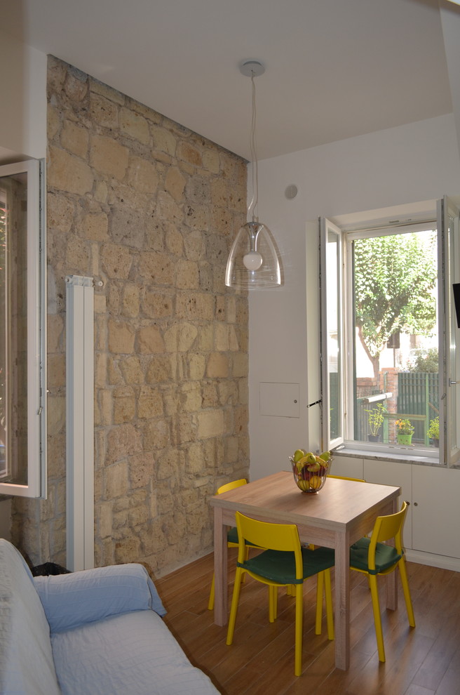 Стильный дизайн: маленькая кухня-столовая в современном стиле с полом из керамогранита и разноцветными стенами для на участке и в саду - последний тренд