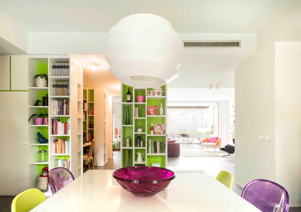 Idee per una sala da pranzo aperta verso il soggiorno minimal con pareti bianche