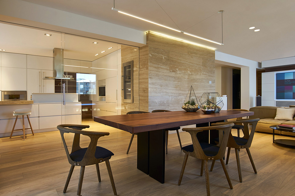 Свежая идея для дизайна: гостиная-столовая в современном стиле с бежевыми стенами и паркетным полом среднего тона без камина - отличное фото интерьера