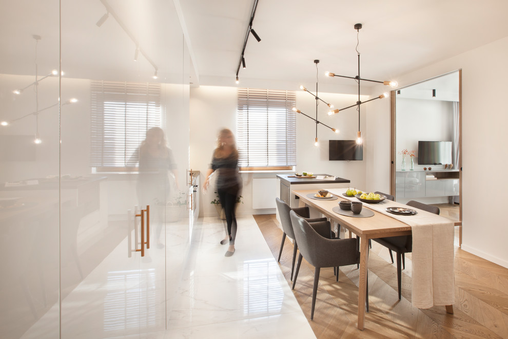 Источник вдохновения для домашнего уюта: кухня-столовая среднего размера в стиле модернизм с белыми стенами, полом из керамогранита и белым полом