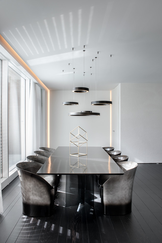 Идея дизайна: большая гостиная-столовая в современном стиле с белыми стенами, деревянным полом и черным полом без камина