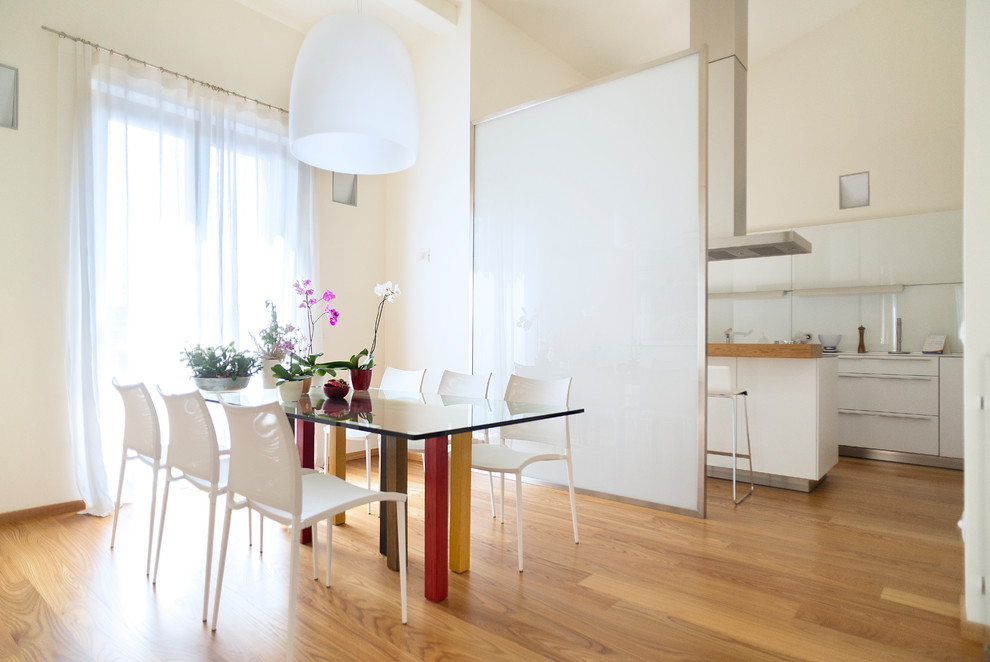 Immagine di una sala da pranzo aperta verso la cucina contemporanea con pareti beige, pavimento in legno massello medio e pavimento marrone