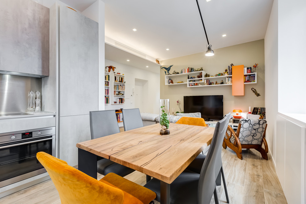 Cette photo montre une salle à manger ouverte sur la cuisine tendance de taille moyenne avec un sol en carrelage de porcelaine.