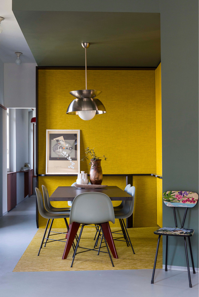 Idées déco pour une petite salle à manger ouverte sur le salon rétro avec un mur jaune, moquette et éclairage.