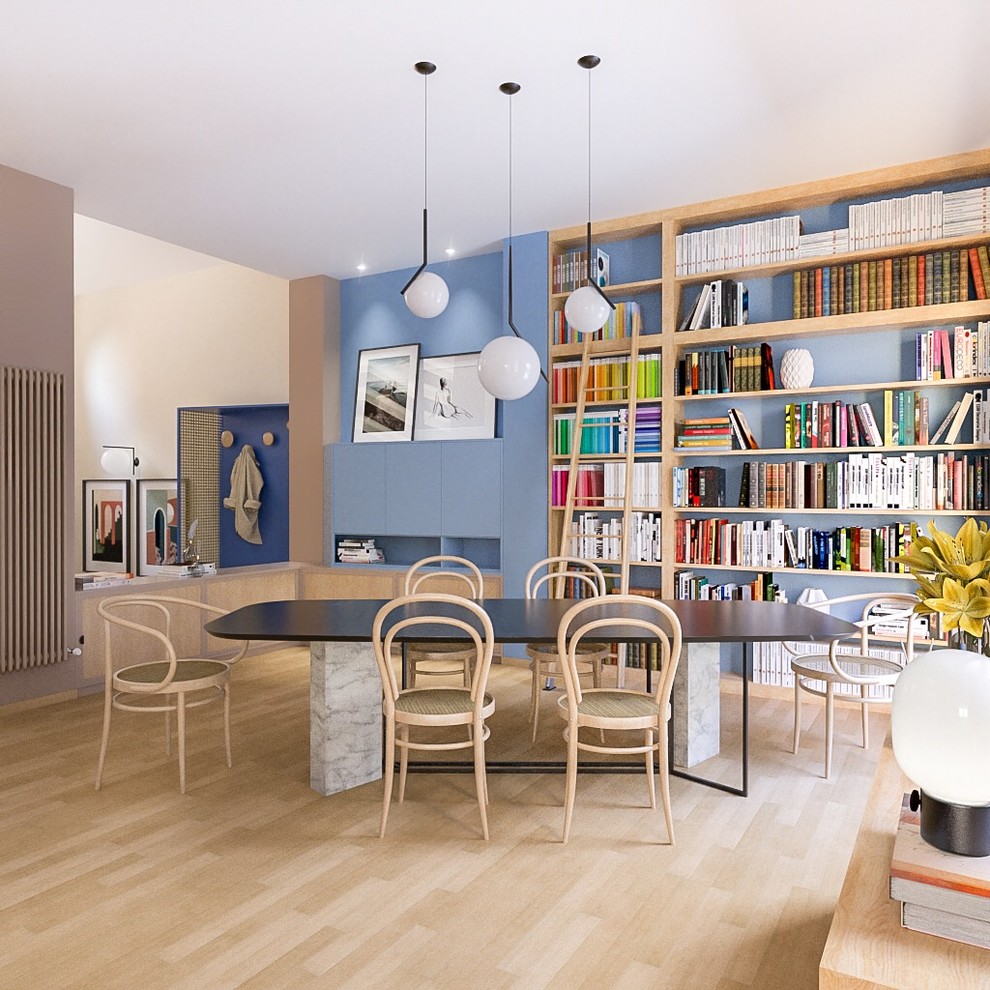 Offenes, Mittelgroßes Modernes Esszimmer mit blauer Wandfarbe und hellem Holzboden in Mailand