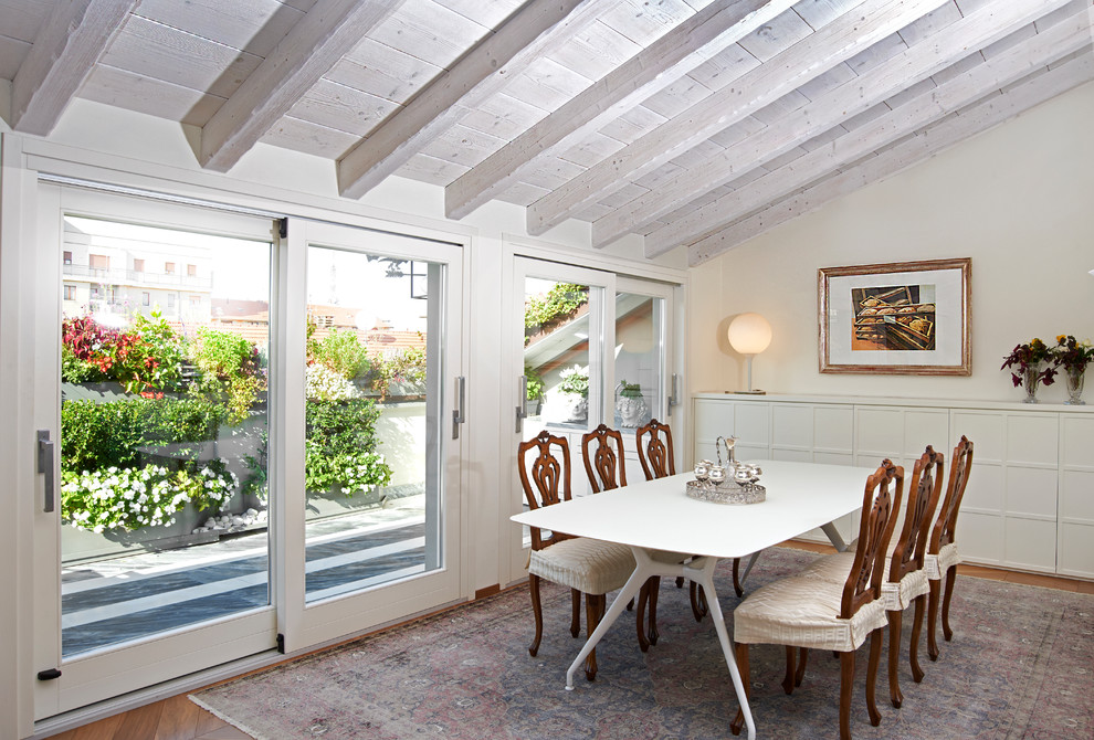 Immagine di un'ampia sala da pranzo aperta verso il soggiorno classica con pareti beige, pavimento in legno massello medio e pavimento marrone