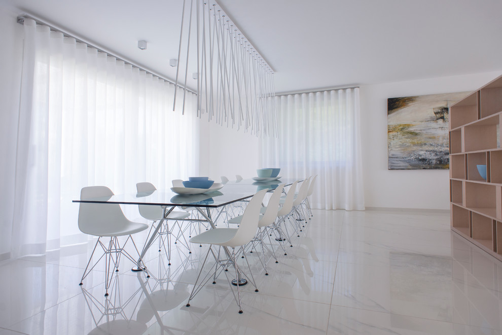 Idées déco pour une grande salle à manger ouverte sur le salon contemporaine avec un mur blanc et un sol en marbre.