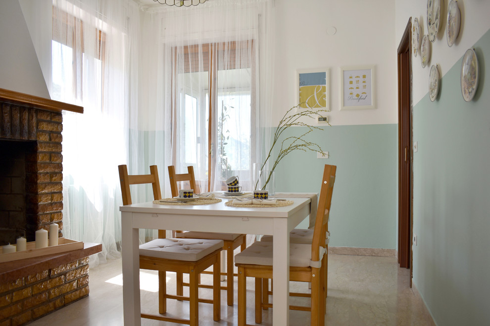 Réalisation d'une salle à manger marine avec un mur bleu, une cheminée standard, un manteau de cheminée en brique et un sol beige.