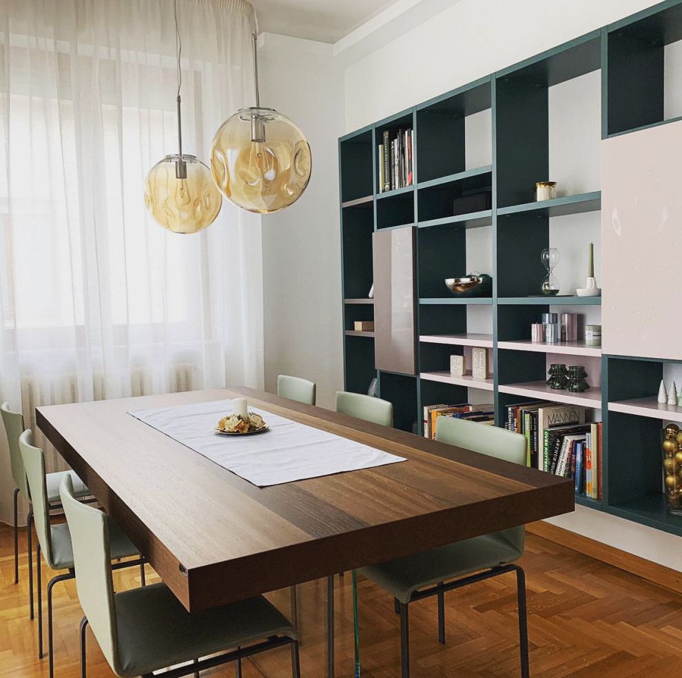 Immagine di una sala da pranzo aperta verso il soggiorno bohémian di medie dimensioni con pareti bianche