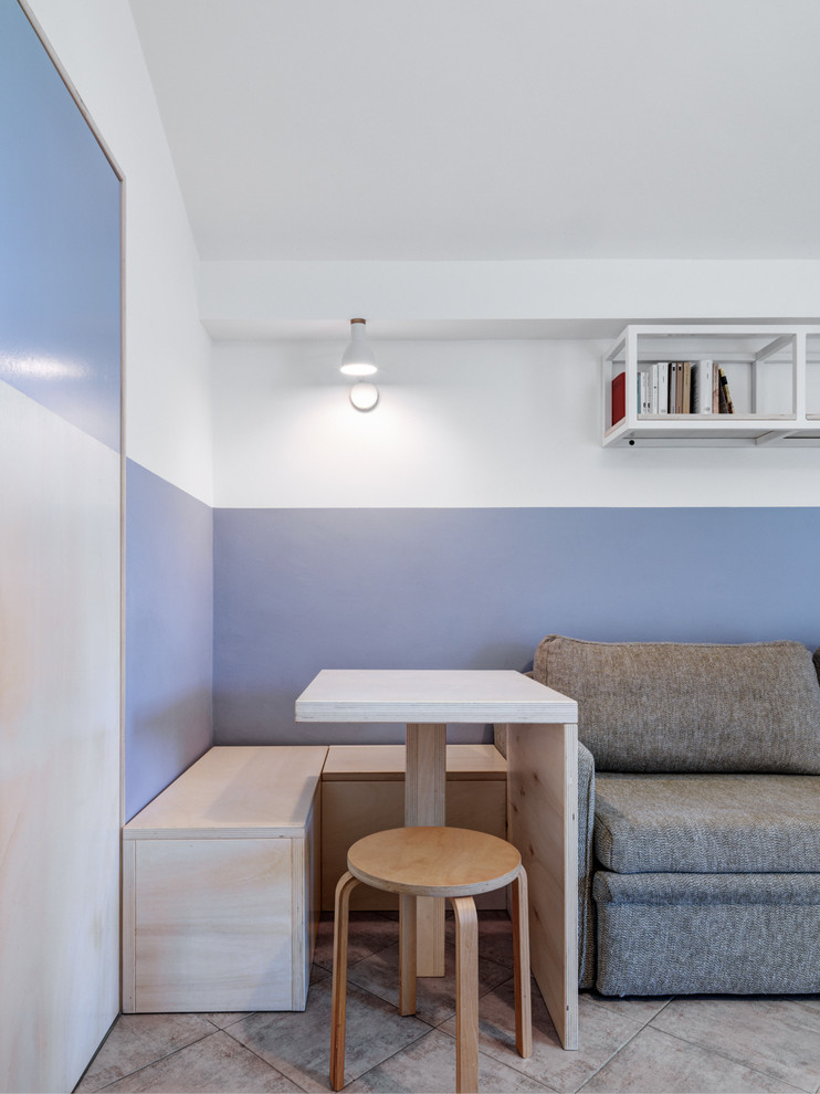 Foto di una piccola sala da pranzo minimal con pareti blu