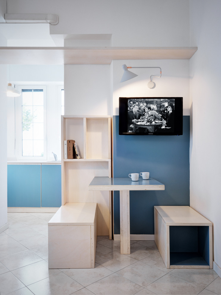 Idee per una piccola sala da pranzo aperta verso la cucina contemporanea con pareti blu