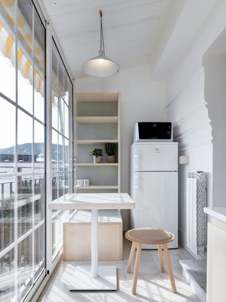 Idee per una piccola sala da pranzo aperta verso la cucina design con pareti bianche