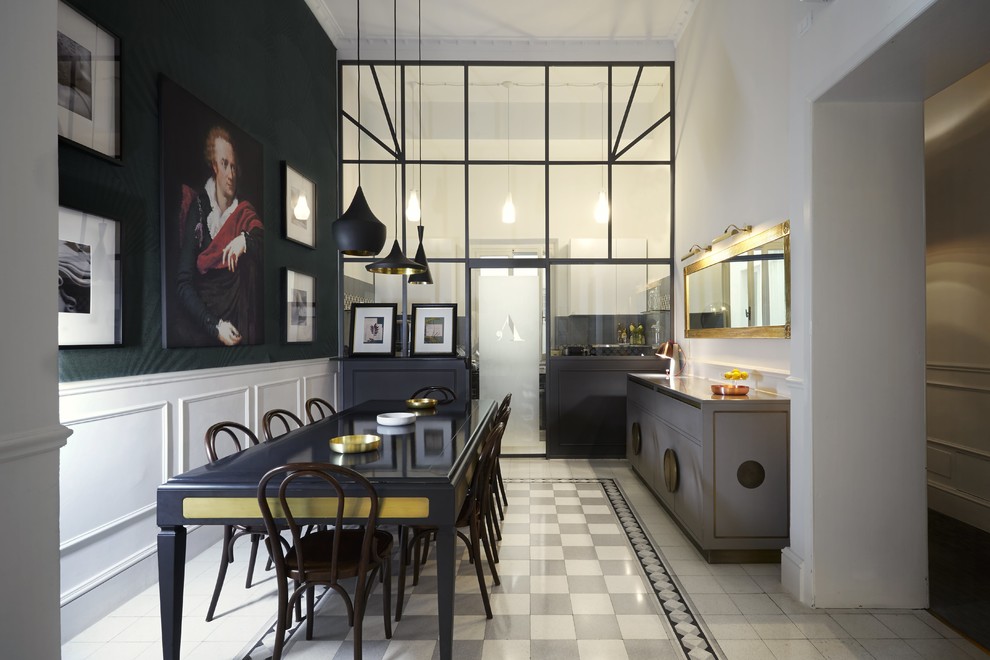 Inspiration pour une salle à manger ouverte sur la cuisine vintage de taille moyenne avec un mur blanc, un sol en carrelage de céramique, une cheminée standard, un manteau de cheminée en bois et un sol beige.