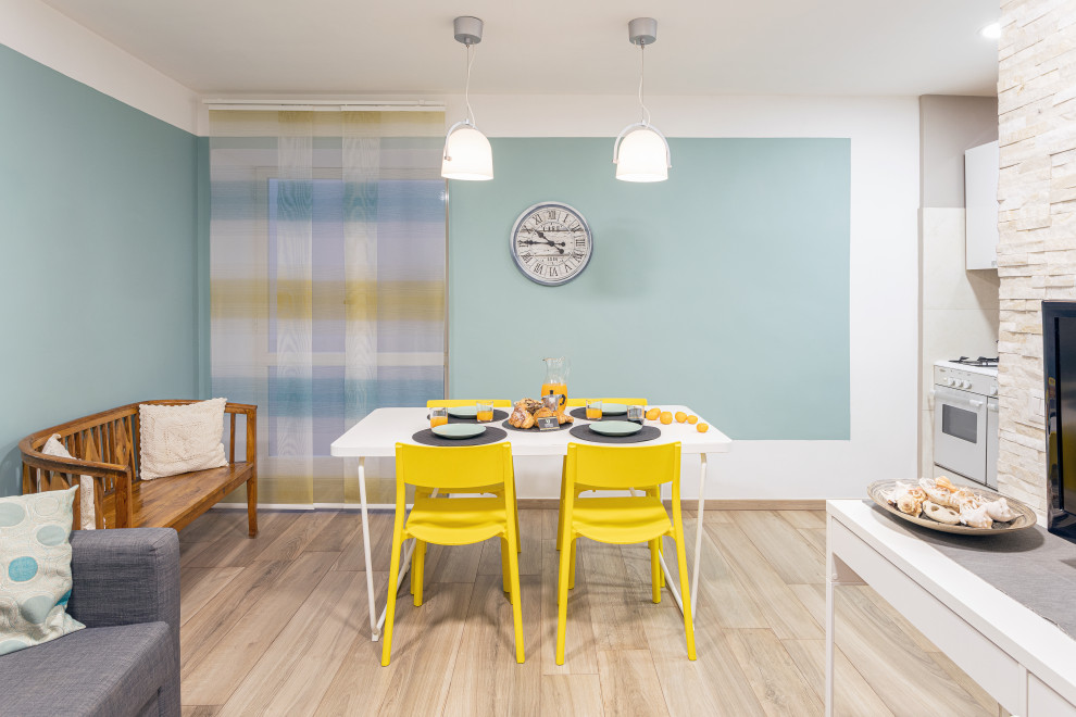 Foto di una sala da pranzo aperta verso il soggiorno minimalista di medie dimensioni con pareti multicolore e pavimento in gres porcellanato