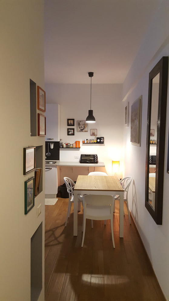 Foto di una piccola sala da pranzo aperta verso il soggiorno design con pavimento in gres porcellanato