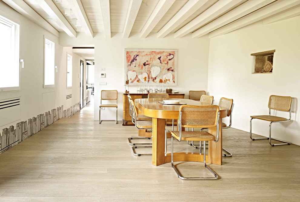 Idee per una sala da pranzo boho chic con pareti bianche e pavimento in legno massello medio