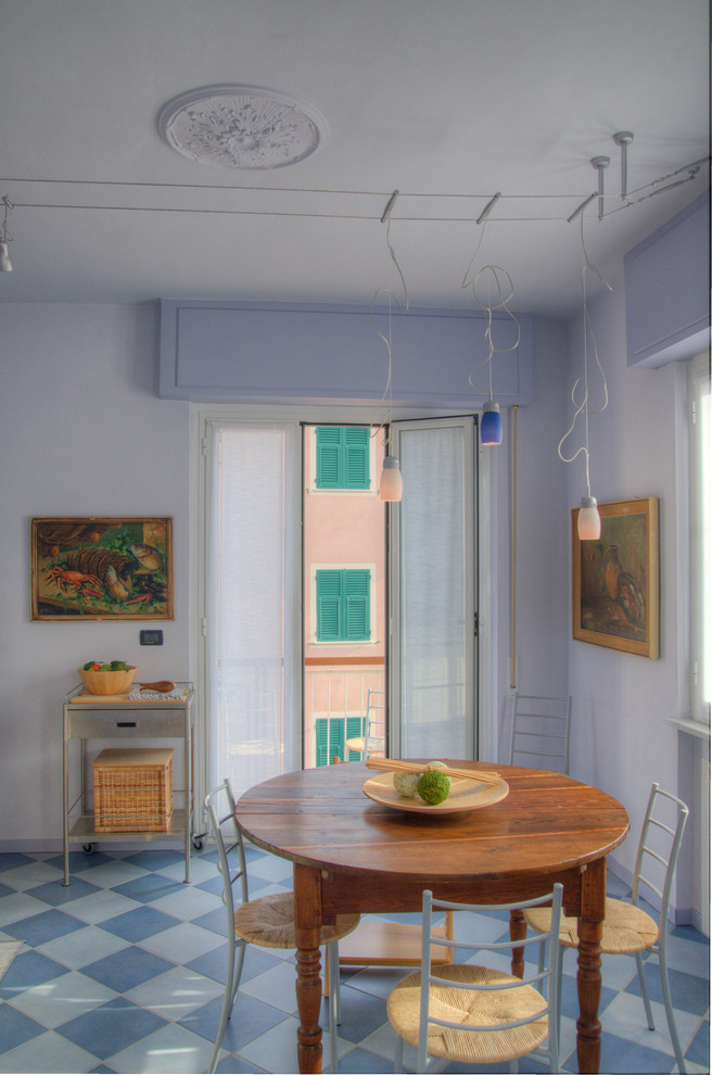 Пример оригинального дизайна: маленькая кухня-столовая в морском стиле с синими стенами и синим полом для на участке и в саду