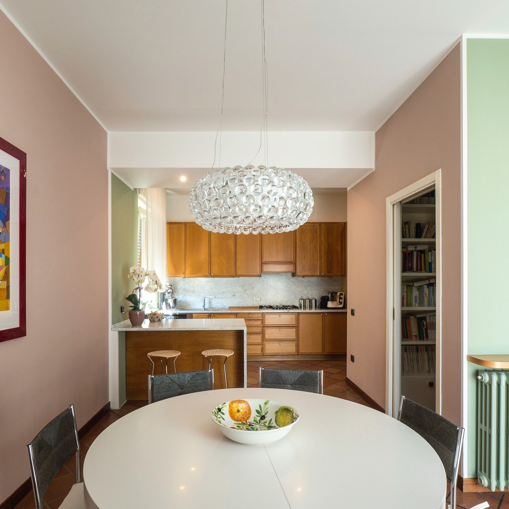 Idee per una grande sala da pranzo aperta verso la cucina minimalista con pavimento in terracotta