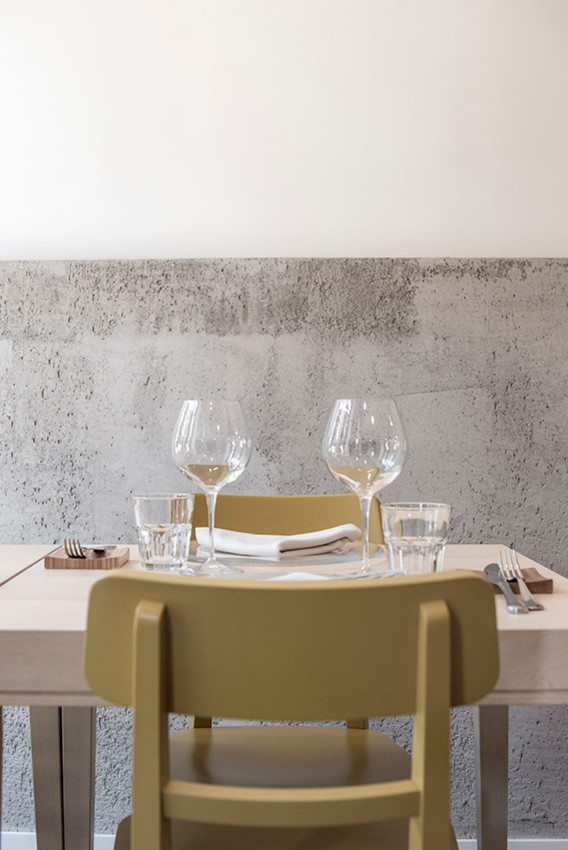 Foto di una sala da pranzo aperta verso il soggiorno contemporanea di medie dimensioni con pareti bianche, pavimento in gres porcellanato e pavimento marrone