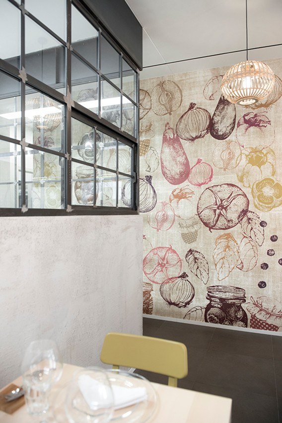 Idéer för att renovera en mellanstor funkis matplats med öppen planlösning, med vita väggar, klinkergolv i porslin och brunt golv