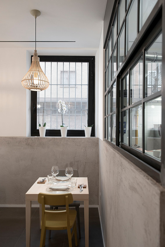 Cette photo montre une salle à manger ouverte sur le salon tendance de taille moyenne avec un mur blanc, un sol en carrelage de porcelaine et un sol marron.