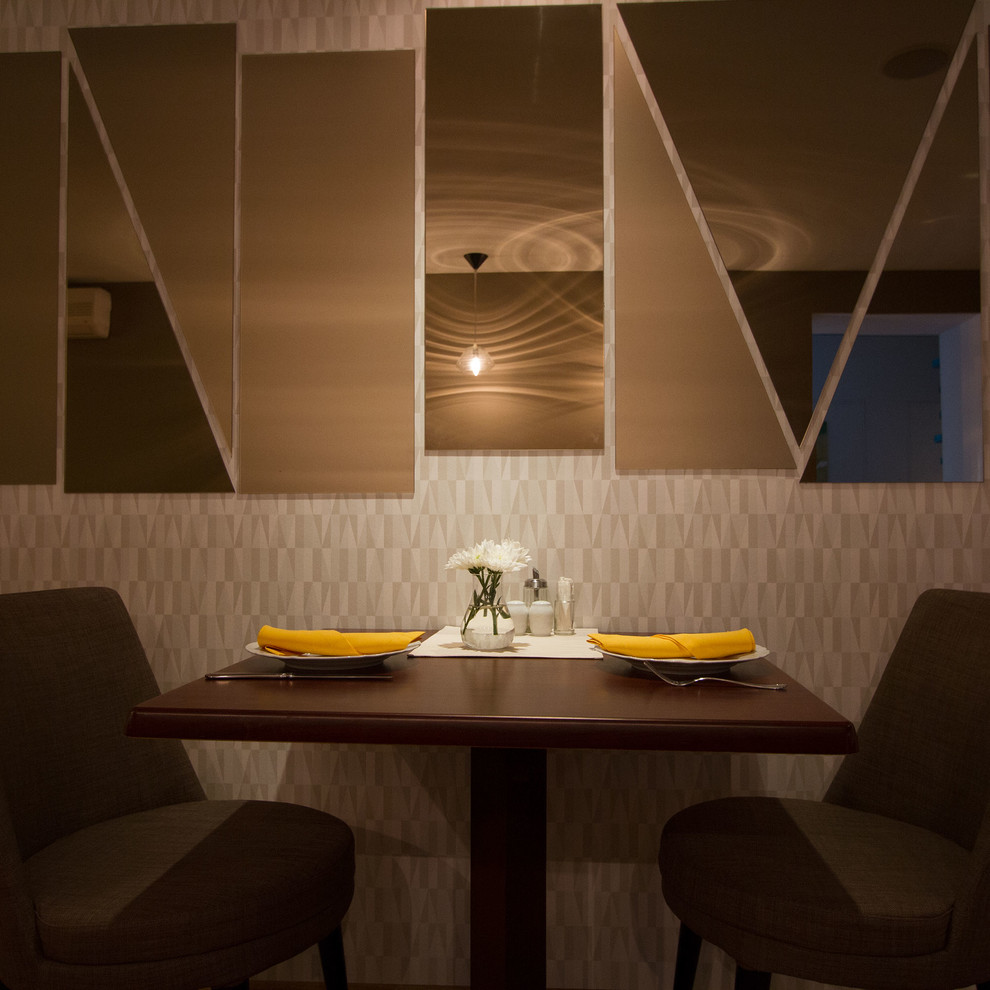 Esempio di una sala da pranzo aperta verso la cucina moderna di medie dimensioni con pareti beige, parquet scuro e pavimento beige