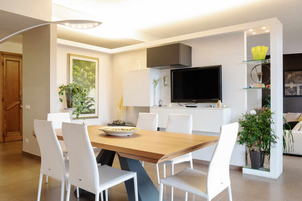 Idee per una sala da pranzo aperta verso il soggiorno minimal di medie dimensioni con pareti bianche, pavimento in gres porcellanato e pavimento beige